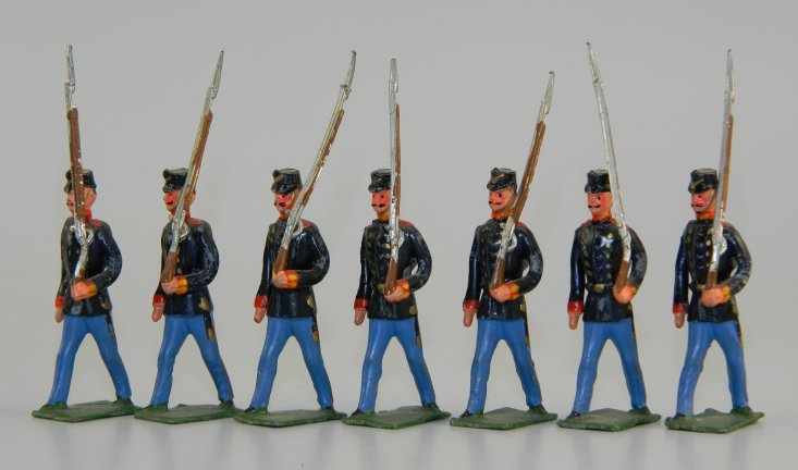 7 Soldiers at the March with Shouldered Rifles - 45mm